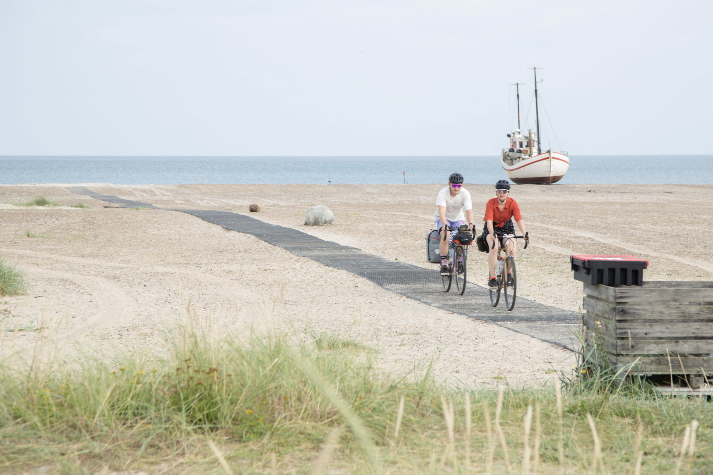 turister på cykel på stranden